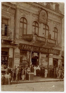 Farmacia Mihai Bravul de pe Strada Campinei fotografiata in 1908