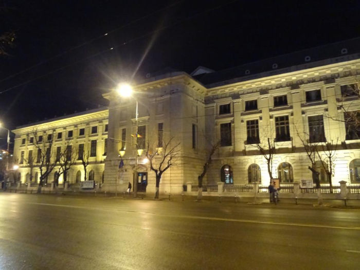 Latura vestic%u0103 a Palatului Culturii Fostul Palat de Justi%u021Bie este construit in stil neocla