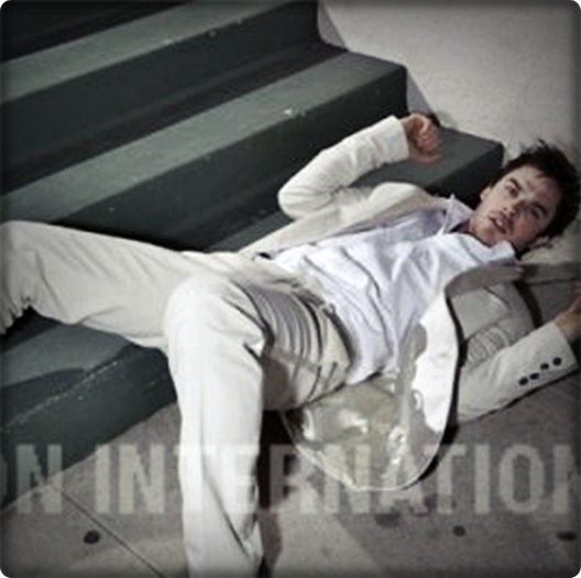 » damon™; bnee mahh stay bosunflata...[se intinde pe jos] - Episode - 08
