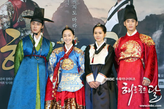 TheMoonEmbracingTheSun_pressConference34 - LEGENDELE PALATULUI LUNA IMBRATISEAZA SOARELE