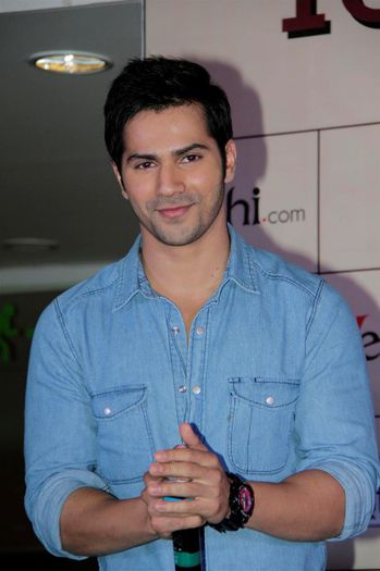 oyof60ej5v6j47yh.D.0.Varun-Dhawan-at-film-STUDENT-OF-THE-YEAR-tie-up-with-YEHBHI-DOT-COM-event-in-Mu