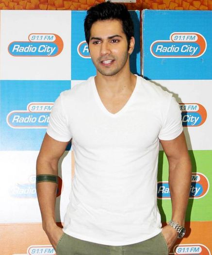 varun-dhawan-music-launch-student-year