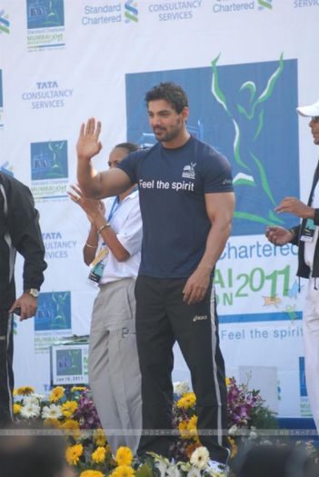 116954-john-abraham-at-standard-chartered-mumbai-marathon-2011