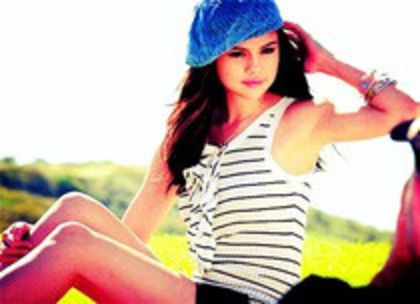 85641097_GSUFOJB3 - poze cu selena gomez