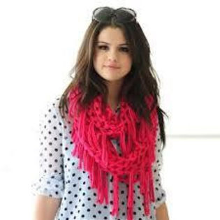 7699_348827405226981_1801298100_n - poze cu selena gomez