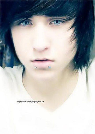 Eu . . . nu  am parinti. Am crescut la orfelinat. :(:(:( Casa e a unor vecini plecati. - Z_Iubesc un emo