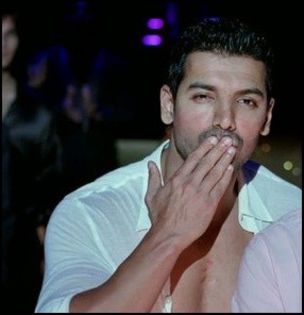 macaronaru trimite pupici - John Abraham 2
