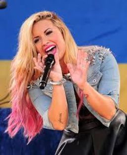 But you make me wanna act like a girl paint my nails and wear perfume . - Cele 4 prietene 2 ep