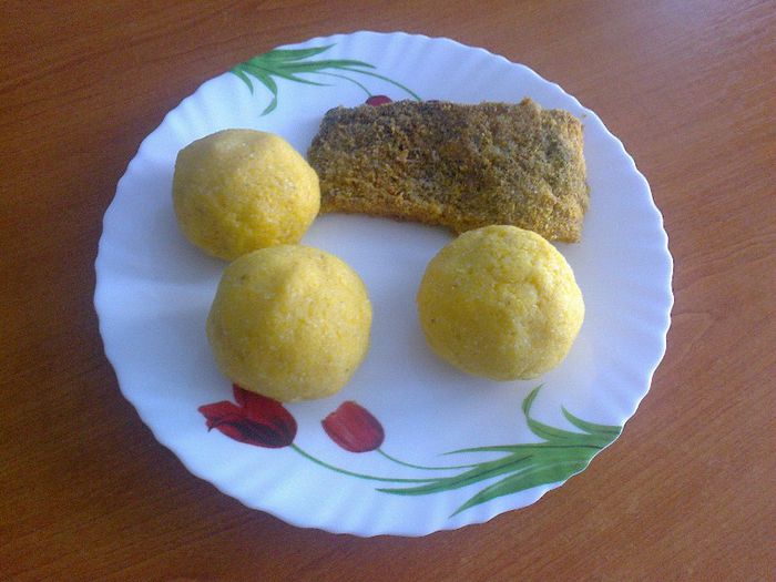 Crap salbatic si bulzi cu branza si usturoi