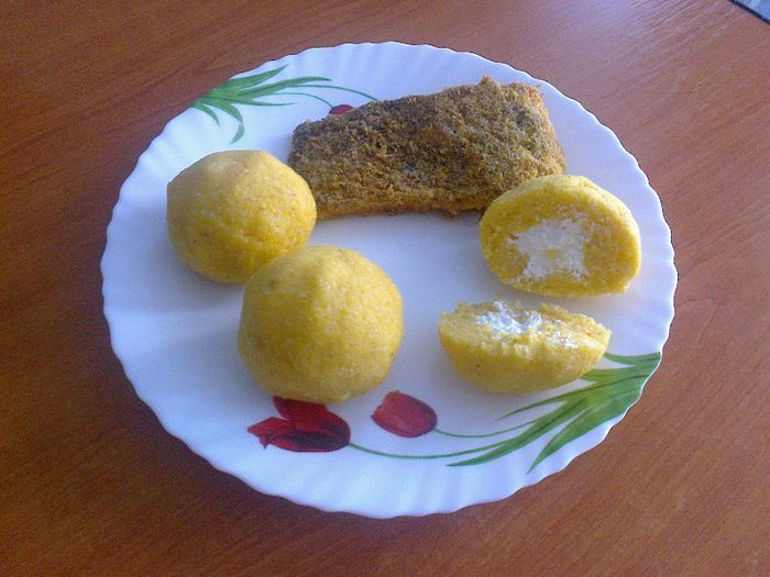 Crap salbatic si bulzi cu branza si usturoi