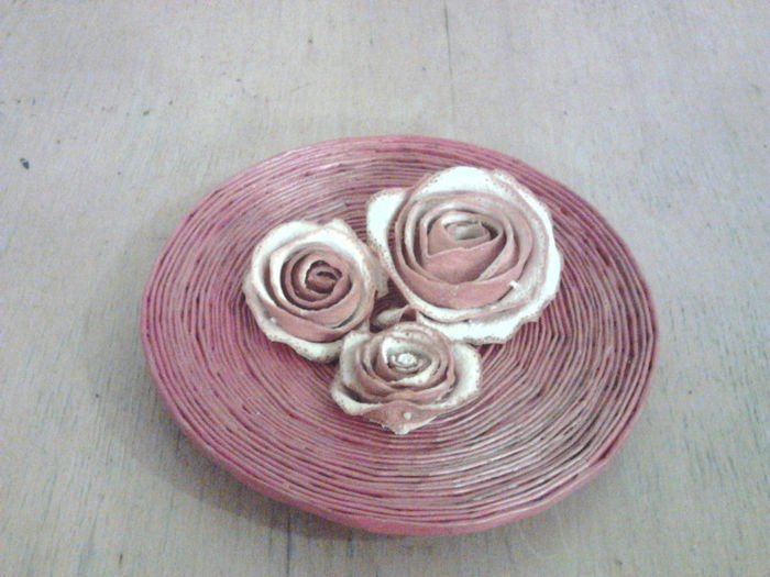 farfurie decorativa; cu 3 trandafiri din coaja de portocala
20 lei
