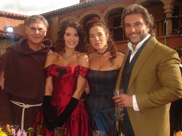 253705_10150201168682798_600622_n - Marlene Favela