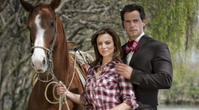 silvia-navarro-y-cristian-de-la-fuente-caballo-620x345