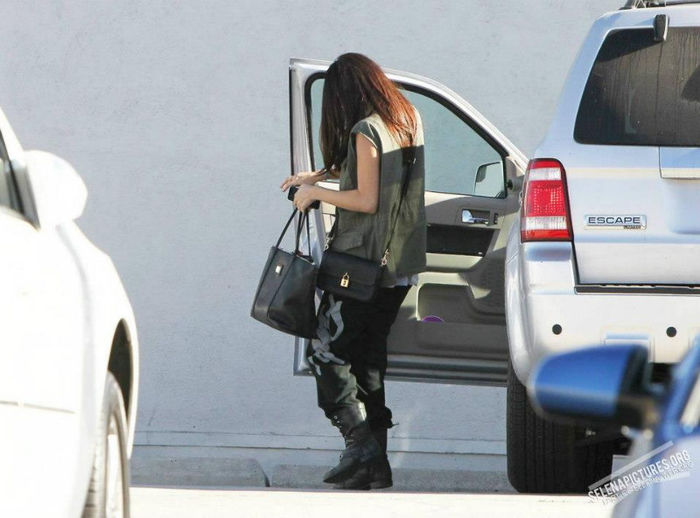 2 - Selena arriving at the studio---10 April 2013