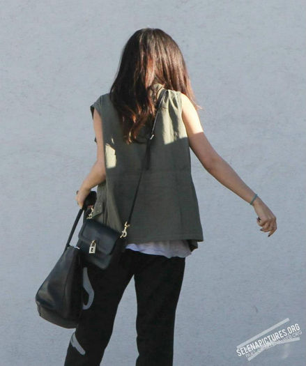 3 - Selena arriving at the studio---10 April 2013