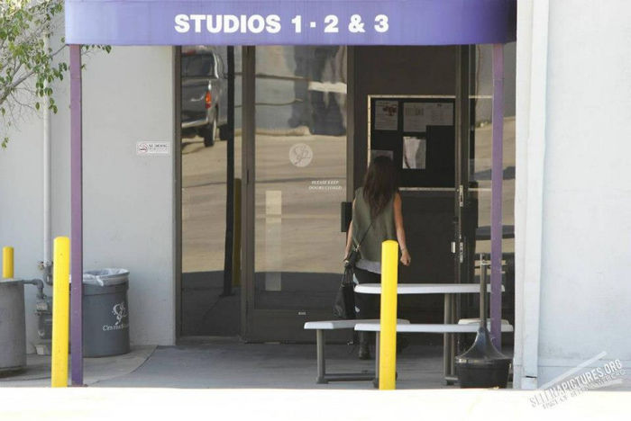 4 - Selena arriving at the studio---10 April 2013