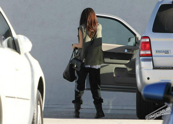 5 - Selena arriving at the studio---10 April 2013