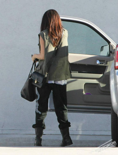 6 - Selena arriving at the studio---10 April 2013