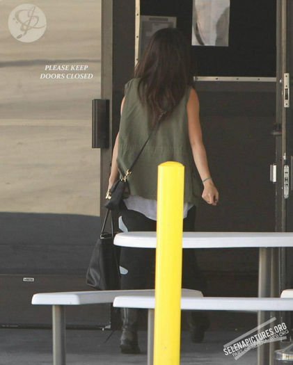 7 - Selena arriving at the studio---10 April 2013