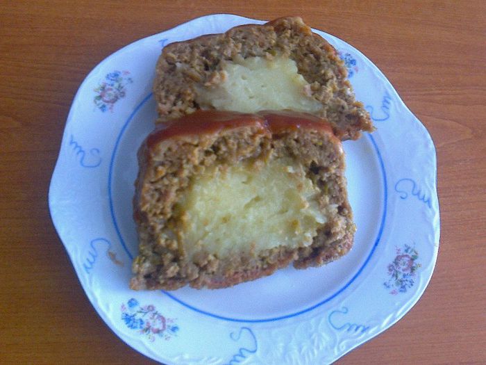 Chec din carne de porc cu umplutura de pireu de cartofi si glazura ketchup iute