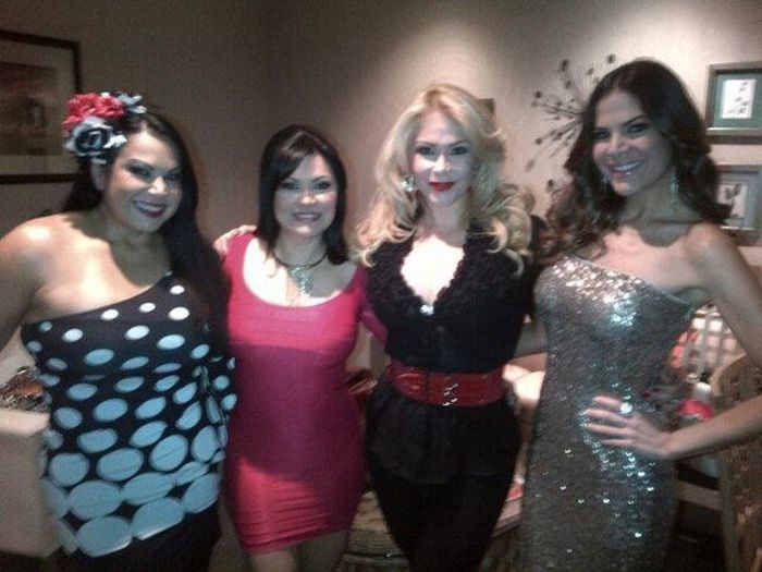 563485_572231596120410_174326351_n