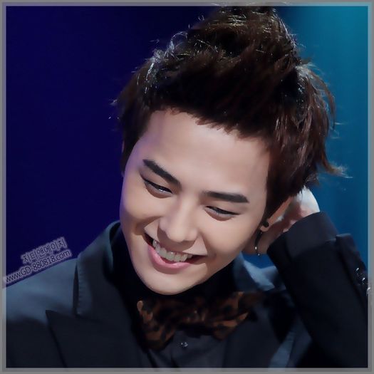 ^^..|coboara cu o geanta;se uita la scari|..Te-am intrecut..:))..|se intoarce|..Aaa,hei..