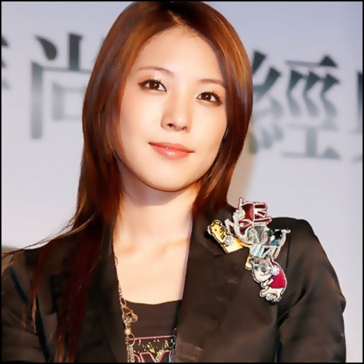 ` Na...vezi ca nu deranjez? /:) :)) |se pune pe canapea|