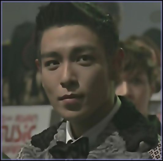 ..~.. [coboara cu o geanta;se uita la GD] Yaa,GD..Ai vazut o fantoma de ai ramas asa?:))Hellow..:o3.