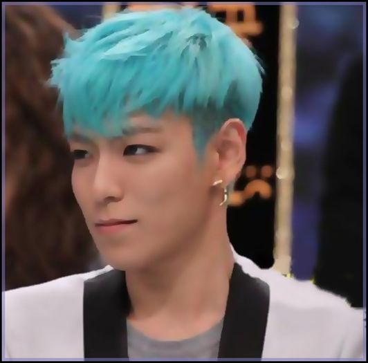 ..~.. Pff,ce a patit domnisorul asta? :)) [se pune langa ea].