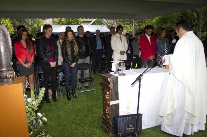 269729_10150995552018683_1971059394_n