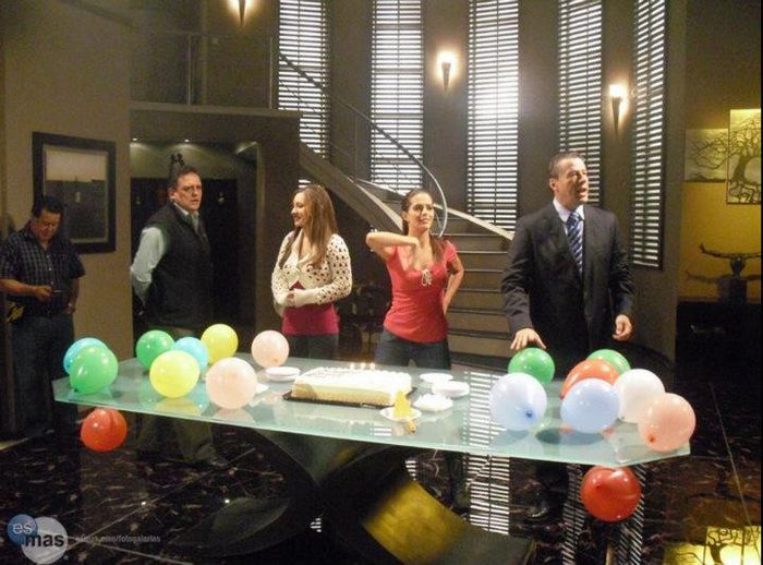 305214_10150317788248683_916294046_n