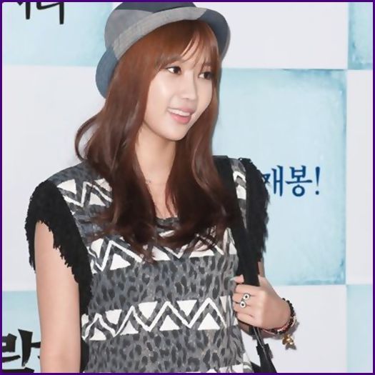 # Ahh,dar maine e ziua eu..ahh,eu iti dau maine cadoul..nu il am la mine..:(<hug Hwa>.