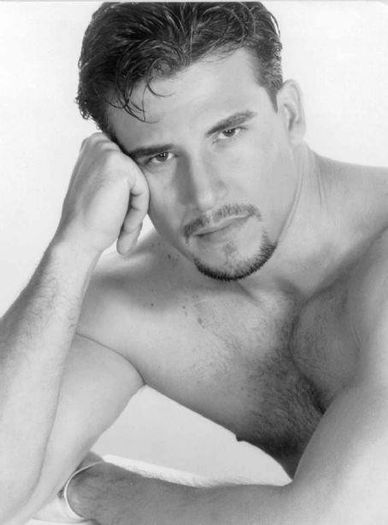 385862_211907702222957_1150691445_n