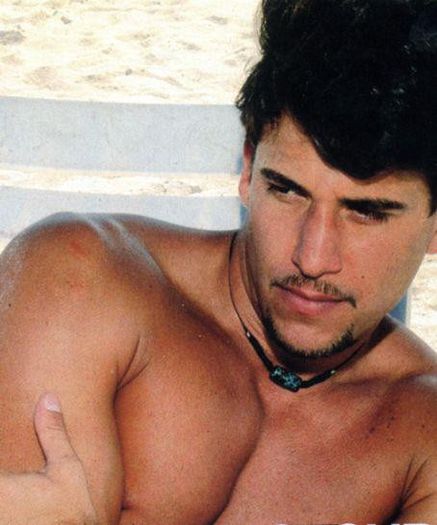 396226_236141369799590_200037212_n