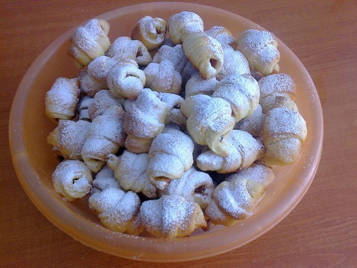 Cornulete cu gem de visine si gem de gutui