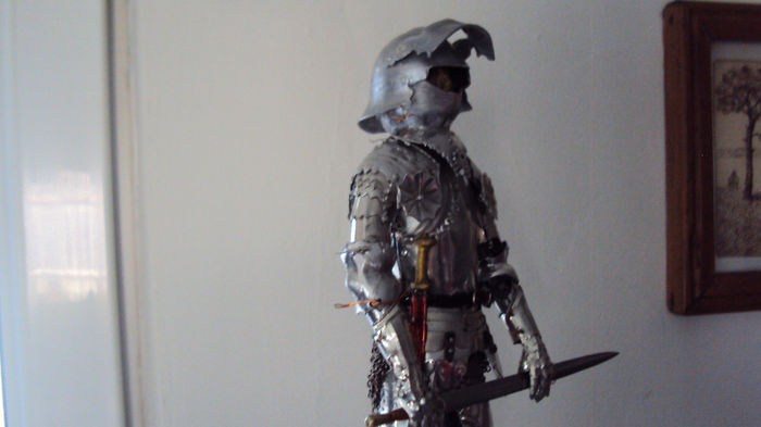 019 - cavaler german in armura cu sabie si pumnal