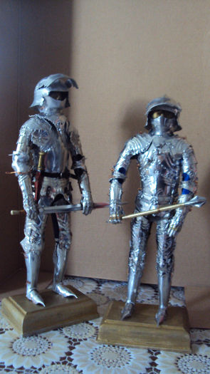 023 - cavaler german in armura cu sabie si pumnal
