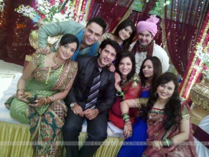 225505-ankita-lokhande-hiten-tejwni-yamini-thakur-parag-tyagi-suwati-a - manav2_fiicele archanei_familia