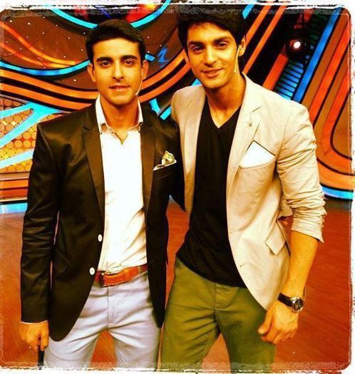 734539_574844175866953_388092534_n