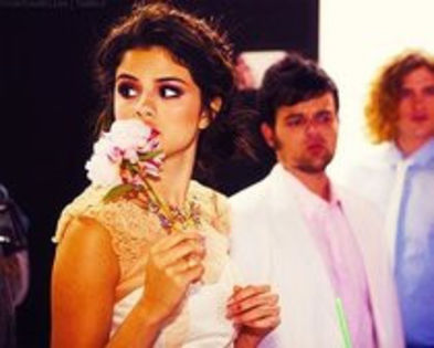 79473202_AZAIVVD3 - poze cu selena gomezz