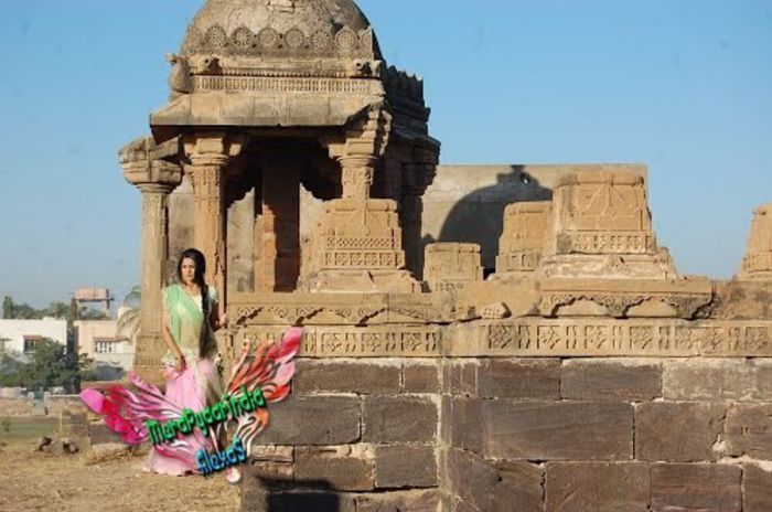 86148792 - SaraswatiChandra Off screen pictures