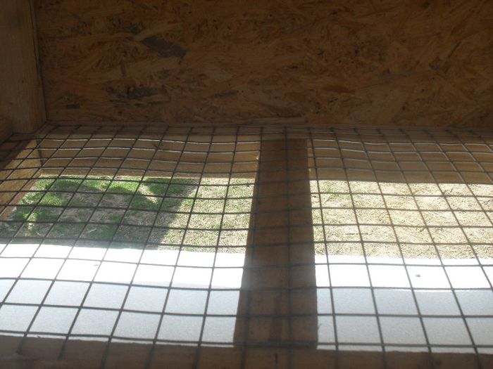 Gratarul de la mijlocul podelei pt a se scurge dejectiile in spate...