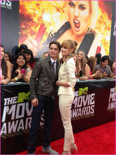 Bella-Thorne-Jake-T-Austin-MTV-Movie-Awards