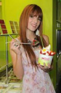 87106350_SOIEOHW3 - poze cu bella thorne