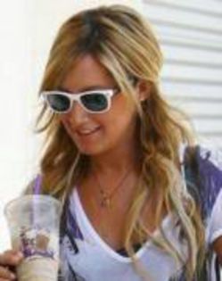 AXCUEBPXLMMMAAMQBHQ - poze cu ashley tisdale