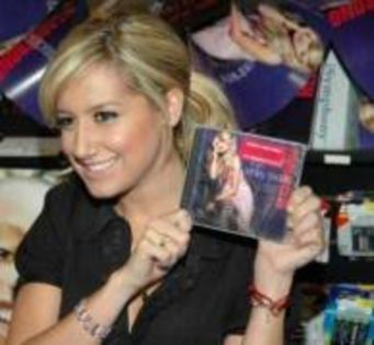 GPGYGHIXXZLNQZQFEVL - poze cu ashley tisdale