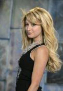 IZDZJIEOMRVHVEPBAAB - poze cu ashley tisdale