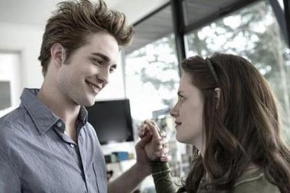31750_twilight_pic_102; Bella si Edward din Twilight.Cine se uita la film?Sau cine s-a uitat?
