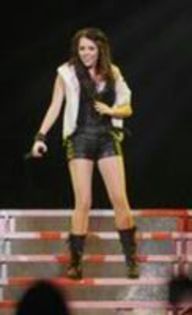 88822524_IKVTIBK3 - miley cyurs
