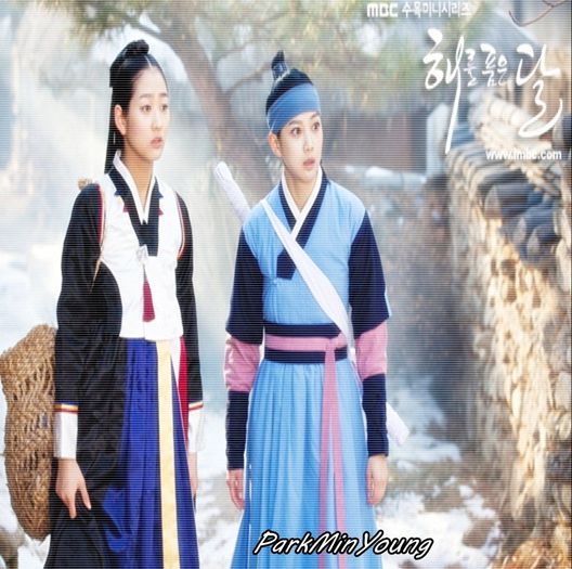 »★` Luna Îmbrățișează soarele